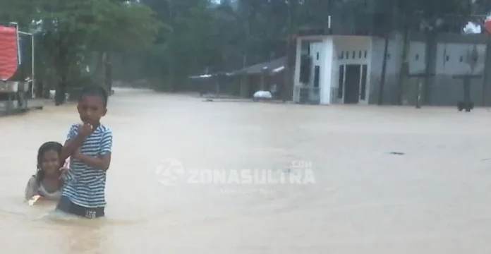 Derita Korban Banjir Wanggu, Bolak Balik Pindahkan Barang Sejak Subuh