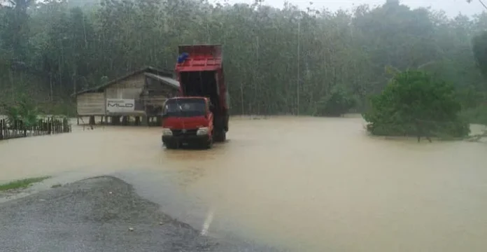 Muna Banjir, Jalan Poros Raha-Tampo Lumpuh Total