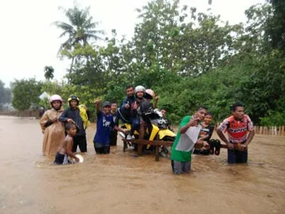 Muna Banjir, Jalan Poros Raha-Tampo Lumpuh Total