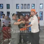 Warga Korban Banjir di Konawe Terima Bantuan Logistik Warga Korban Banjir di Konawe Terima Bantuan Logistik