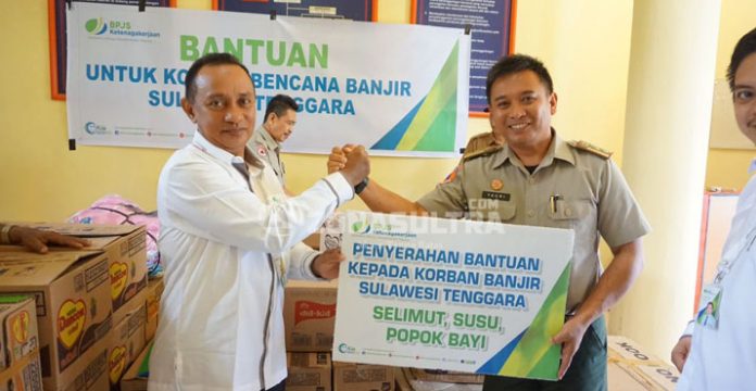 BPJS Ketenagakerjaan Kendari Serahkan Bantuan Bagi Korban Banjir