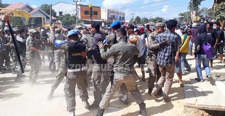 Satpol PP Mulai Bongkar Kios di Pasar Panjang, Pedagang Sempat Melawan