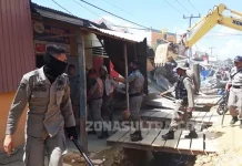 VIDEO : Pembongkaran Pasar Panjang Diwarnai Aksi Kekerasan Satpol PP Mulai Bongkar Kios di Pasar Panjang, Pedagang Sempat Melawan