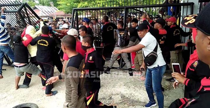 Massa Pendemo di Buteng Serang Rujab Bupati dan Merusak Fasilitas