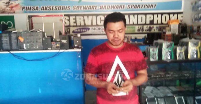 Wanita Ini Mengaku Ditipu Tukang Service Handphon di Kolut