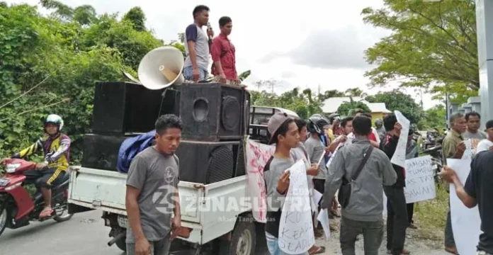 Diduga Salahgunakan Dana ADD DD Kades Komala Wakatobi Didemo