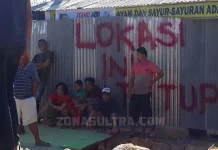 Mau Digusur, Pedagang Pagari Pasar Panjang dengan Seng Mau Digusur, Pedagang Pagari Pasar Panjang dengan Seng