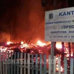 Dua Gedung DPRD Mubar Ludes Terbakar Dua Gedung DPRD Mubar Ludes Terbakar