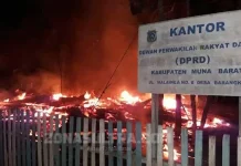 Dua Gedung DPRD Mubar Ludes Terbakar Dua Gedung DPRD Mubar Ludes Terbakar