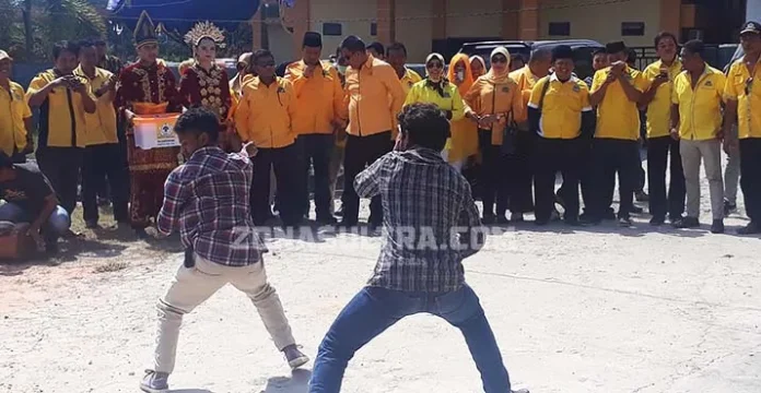 Daftar di KPU, Golkar Kendari Tampilkan Atraksi Pencak Silat