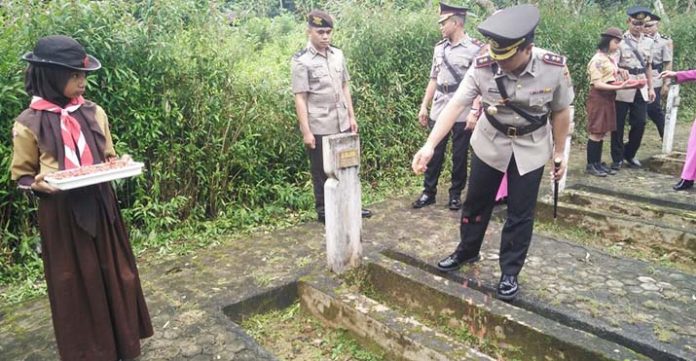 HUT Bhayangkara ke-72, Polres Muna Tabur Bunga di Makam Pahlawan