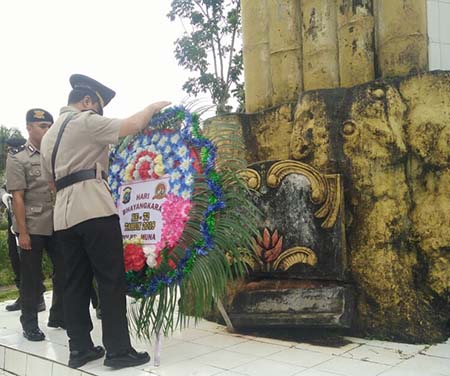 HUT Bhayangkara ke-72, Polres Muna Tabur Bunga di Makam Pahlawan