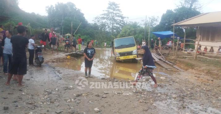 Jalan Rusak di Konawe, Warga Inisiatif Bangun Jembatan Berbayar