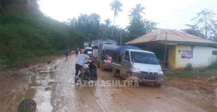 Jalan Rusak di Konawe, Warga Inisiatif Bangun Jembatan Berbayar