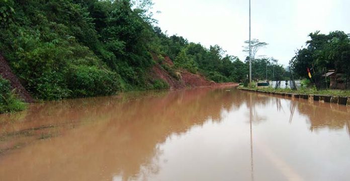 Tertutupi Longsor, Jalan Poros Wanggudu Konut Tergenang Air