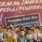 Peduli Pendidikan, Jamkrindo Kendari Bagikan Ratusan Paket Bantuan ke Sekolah Peduli Pendidikan, Jamkrindo Kendari Bagikan Ratusan Paket Bantuan ke Sekolah