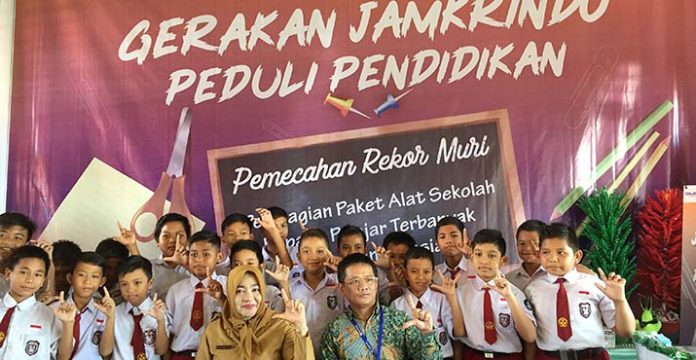 Peduli Pendidikan, Jamkrindo Kendari Bagikan Ratusan Paket Bantuan ke Sekolah