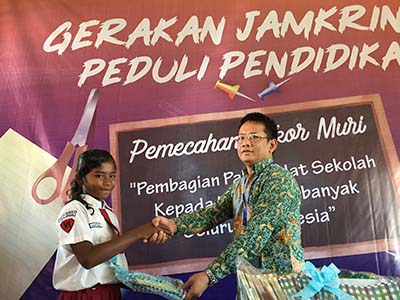 Peduli Pendidikan, Jamkrindo Kendari Bagikan Ratusan Paket Bantuan ke Sekolah