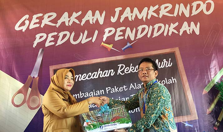 Peduli Pendidikan, Jamkrindo Kendari Bagikan Ratusan Paket Bantuan ke Sekolah