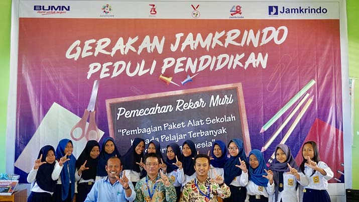 Peduli Pendidikan, Jamkrindo Kendari Bagikan Ratusan Paket Bantuan ke Sekolah