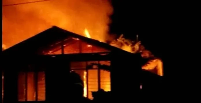 Dua Rumah di Pulau Wangi-Wangi Ludes Dilalap Api