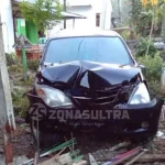 Sopir Mengantuk, Mobil di Kolut Tabrak Rumah Warga Sopir Mengantuk, Mobil di Kolut Tabrak Rumah Warga