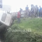 Hindari Motor yang Lawan Arus, Mobil Terjun ke Selokan Hindari Motor yang Lawan Arus, Mobil Terjun ke Selokan