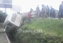Hindari Motor yang Lawan Arus, Mobil Terjun ke Selokan Hindari Motor yang Lawan Arus, Mobil Terjun ke Selokan