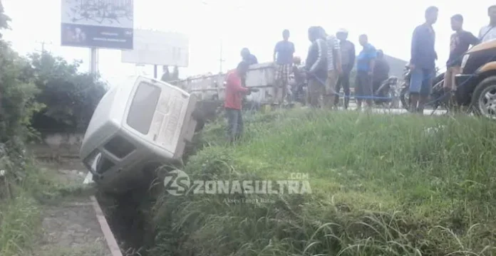 Hindari Motor yang Lawan Arus, Mobil Terjun ke Selokan
