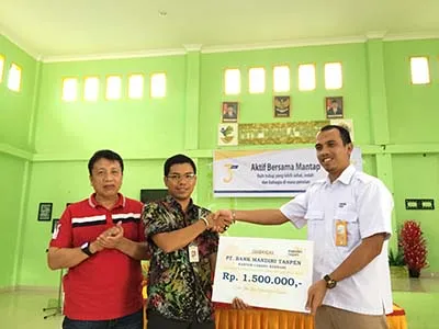 Sambangi Panti Jompo, Bank Mantap Kendari Serahkan Bantuan