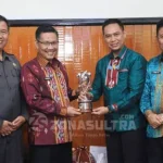 Piala KLA Diserahkan ke Plt Wali Kota Kendari Piala KLA Diserahkan ke Plt Wali Kota Kendari
