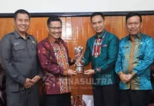 Piala KLA Diserahkan ke Plt Wali Kota Kendari Piala KLA Diserahkan ke Plt Wali Kota Kendari