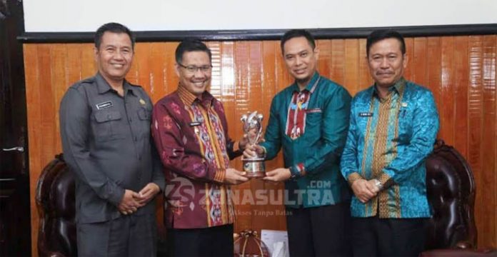 Piala KLA Diserahkan ke Plt Wali Kota Kendari