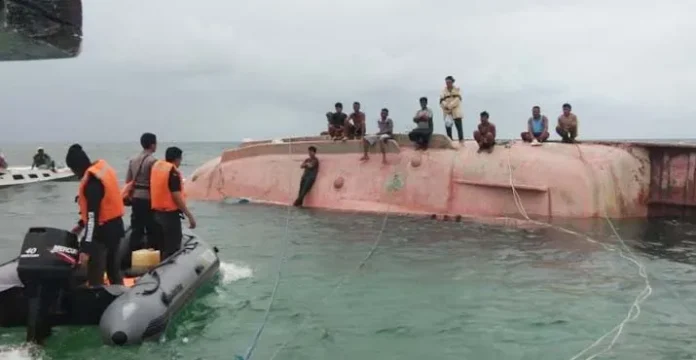 Nelayan Wakatobi Temukan Kapal Terbalik di Perairan Kaledupa