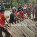 Ganggu Saluran Drainase, Lapak Pakaian Bekas di Lawata Ditertibkan Pol PP Ganggu Saluran Drainase, Lapak Pakaian Bekas di Lawata Ditertibkan Pol PP