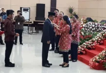 Bupati Wakatobi Terima Anugerah Manggala Karya Kencana Bupati Wakatobi Terima Anugerah Manggala Karya Kencana