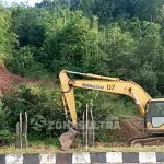 Dinas PU Konut Bersihkan Genangan Air dan Tanah Longsor di Wanggudu Dinas PU Konut Bersihkan Genangan Air dan Tanah Longsor di Wanggudu