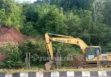 Dinas PU Konut Bersihkan Genangan Air dan Tanah Longsor di Wanggudu Dinas PU Konut Bersihkan Genangan Air dan Tanah Longsor di Wanggudu