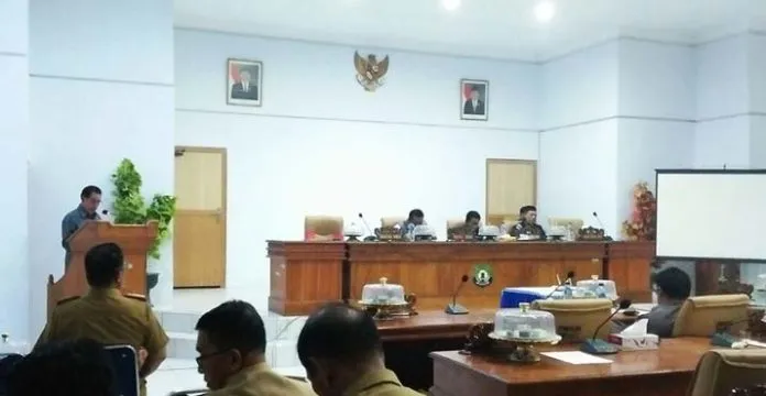 Pembahasan Raperda APBD 2017 di DPRD Bombana Akhirnya Tuntas