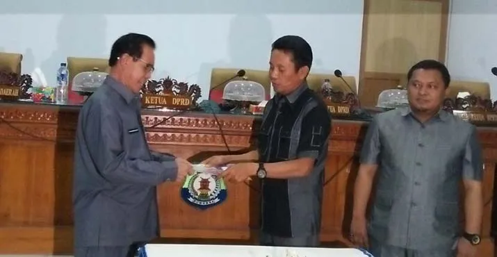 Pembahasan Raperda APBD 2017 di DPRD Bombana Akhirnya Tuntas