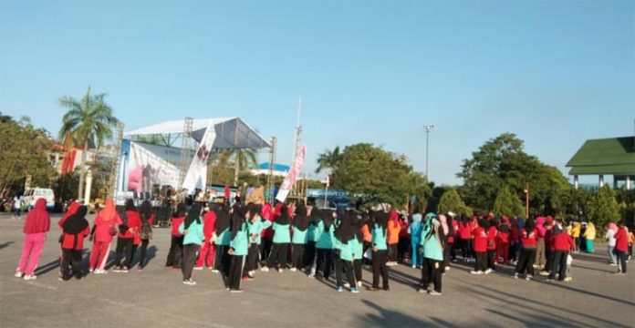 Ratusan Peserta JKN-KIS Semarakkan Senam Sehat Kolosal 18.8.18