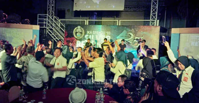 Ketika Alumni Gunakan Seragam SMP di Reuni Akbar