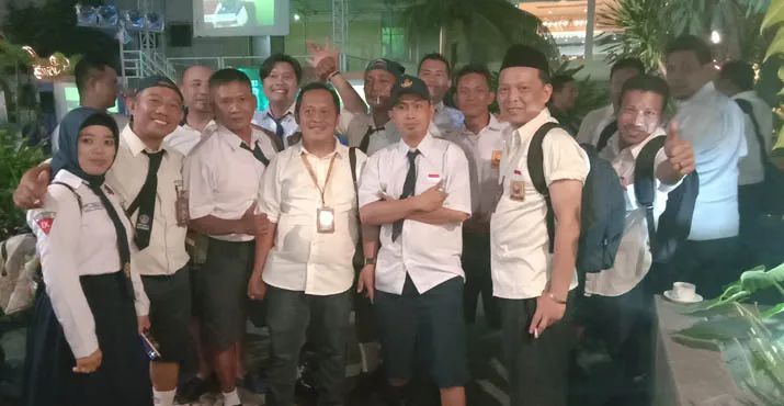 Ketika Alumni Gunakan Seragam SMP di Reuni Akbar