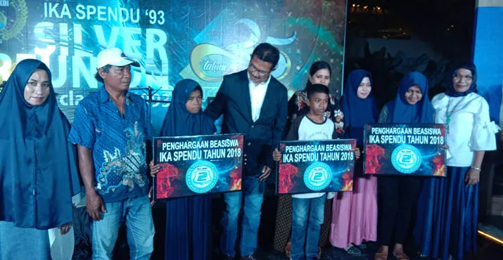 Ketika Alumni Gunakan Seragam SMP di Reuni Akbar