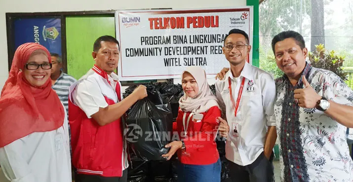 Telkom Sultra Salurkan Bantuan bagi Korban Banjir Wanggu