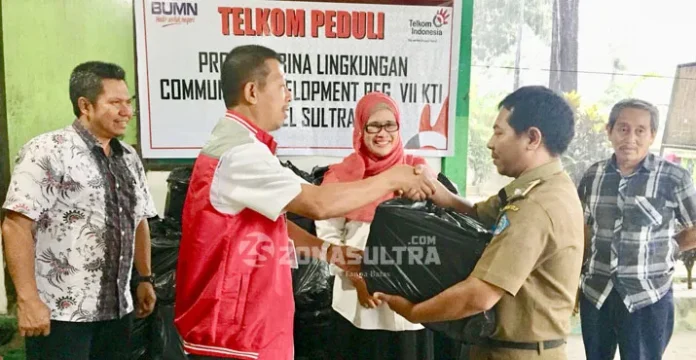 Telkom Sultra Salurkan Bantuan bagi Korban Banjir Wanggu