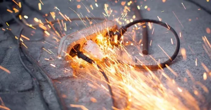 ilustrasi tersengat listrik