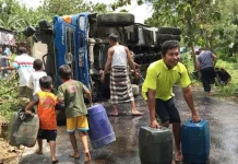 20 Ribu Liter Solar Tumpah di Jalanan Konawe 20 Ribu Liter Solar Tumpah di Jalanan Konawe