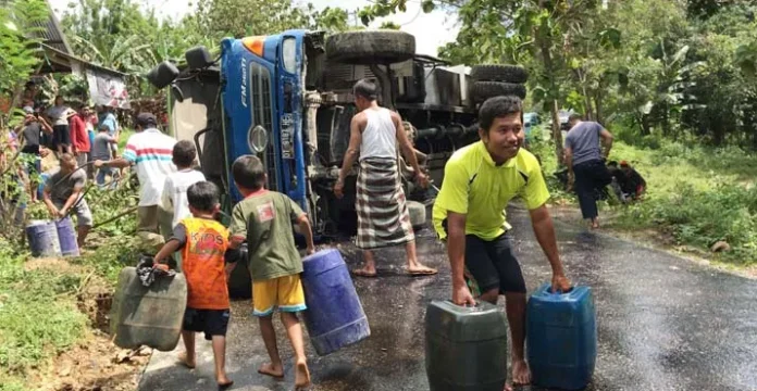 20 Ribu Liter Solar Tumpah di Jalanan Konawe