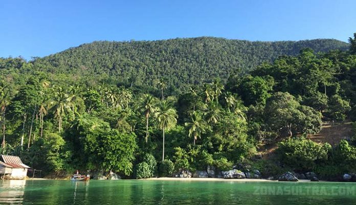 Indahnya Pesisir Baho, Air Terjun yang Langsung Jatuh ke Laut